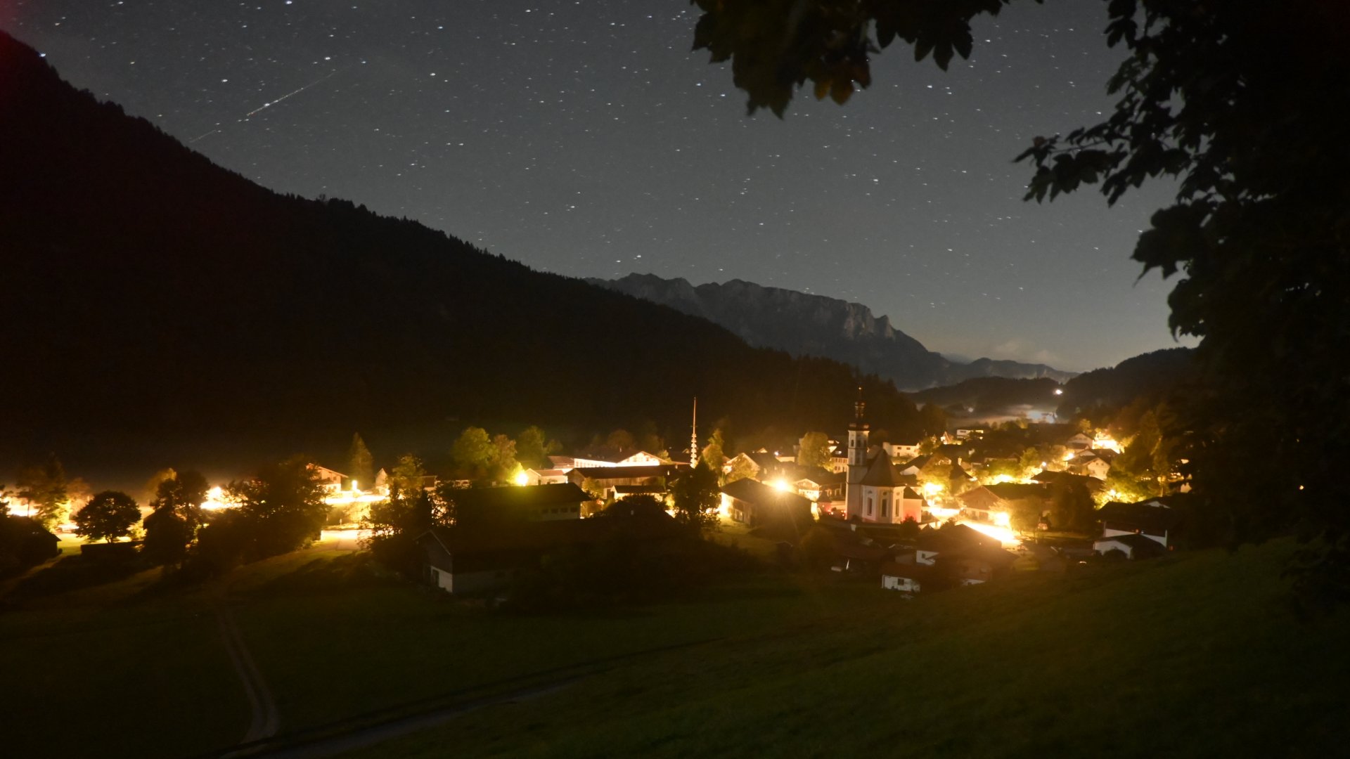 Live webcam view Mountaineering Village of Sachrang